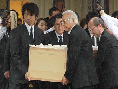 日本映画界のドン、岡田茂さんの葬儀　雨の中、仲村トオル、北大路欣也、佐久間良子らが見送る