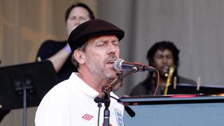 「Dr.House」のヒュー・ローリー、デビュー・アルバムがイギリスのチャートで初登場2位