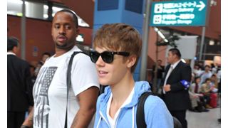 ジャスティン・ビーバー、関西国際空港に到着!原発事故恐れず「また日本に戻って来れてうれしいよ!」