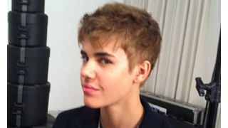 恋人宣言した17歳のジャスティン・ビーバー、新たなタトゥー“Yeshua”を彫る　お父さんはおかんむり！