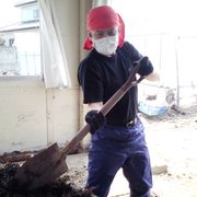 元自衛官俳優・今井雅之が被災地でヘドロかき出し 「国会議員全員がやるべき」と苦言も