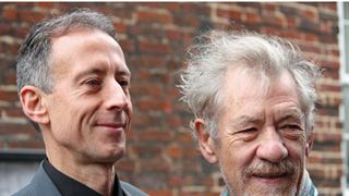 イアン・マッケランがモスクワ市長を「いくじなし」ゲイ・プライド・パレード禁止に猛抗議