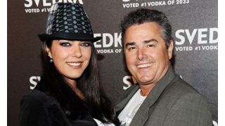 「ゆかいなブレディ家」のクリストファー・ナイト、妻のエイドリアン・カリーと別居