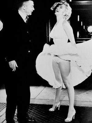マリリン・モンローさんが映画『七年目の浮気』地下鉄通気口の場面で着用したホルターネックの白いドレスがオークションに！
