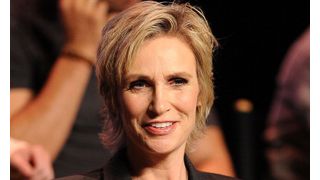 今年のエミー賞の司会は「glee/グリー 踊る♪合唱部!?」のジェーン・リンチ