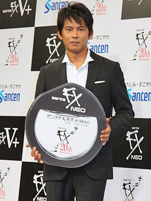 織田裕二が キターッ サンテfxのcmに再登場 よりパワーアップの キターッ を披露 シネマトゥデイ
