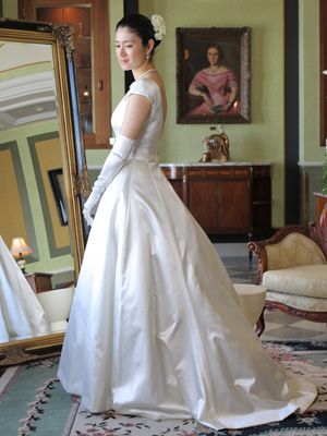 新婚 小雪 ウエディングドレス姿を披露 デザインは相談して決めたというシンプルなものに シネマトゥデイ