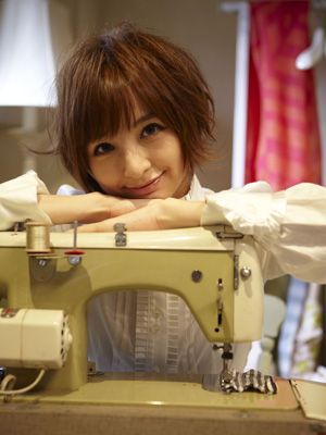 AKB48・篠田麻里子、洋品店の美人店主に！持ち前のファッションセンスを生かした初主演作「くるみ洋品店」