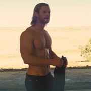 『マイティ・ソー』戦士ソーのムキムキ肉体美がスゴイ!ナタリー・ポートマンの目もハートの27歳のナイスガイ!
