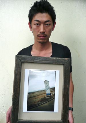 大杉漣の長男・写真家の大杉隼平、被災地で撮った写真展を開催　額縁30点はすべて父の手作り！