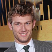 英国イケメン俳優アレックス・ペティファー、共演者もとりこにするその魅力とは!?