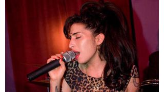 セルビアのコンサートでブーイングされたエイミー・ワインハウス、ヨーロッパツアーの一部をキャンセル