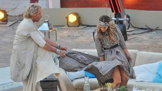 ジェニファー・ロペス、ドイツのバラエティ番組で胸ポロ