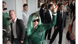 レディー・ガガ、全身グリーンで日本上陸！チャリティーイベントでAKB48と共演！