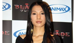 芦名星、黒のシックなドレス姿で「ヴァンパイアになってみたい」