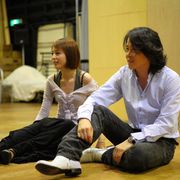 平野綾、初ミュージカルのけいこ場写真を公開!相手役の河村隆一と共にリラックス