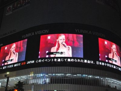 安室奈美恵、震災後初ステージ！　レディー・ガガのクモの巣ライブに新宿東口も熱狂！