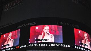 安室奈美恵、震災後初ステージ！　レディー・ガガのクモの巣ライブに新宿東口も熱狂！