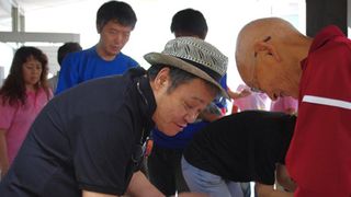 西田敏行が避難所を訪問「もしもピアノが弾けたなら」をアカペラで披露