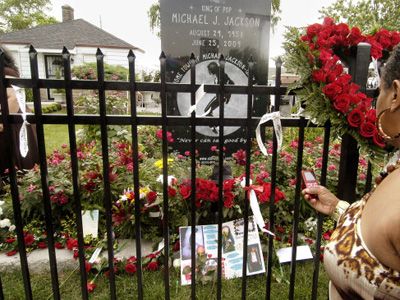 6月25日マイケル・ジャクソンさんの命日に各地でファンが哀悼