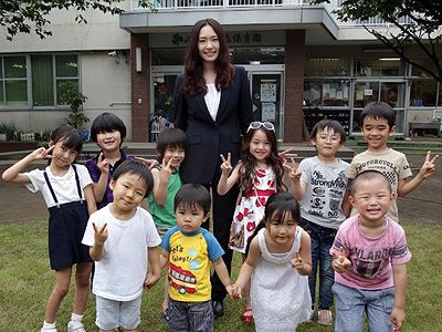 月9主演のガッキー 子どもは欲しいです たくさんの子どもに囲まれ自身の子育て論を告白 シネマトゥデイ