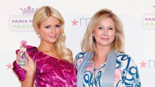 パリス・ヒルトンのママ、娘が恋人と別れたことにショック