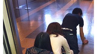 不謹慎すぎると非難ごうごうな映画『ムカデ人間』！みんなでつながって観にくれば入場料が1,000円に！