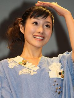 石原さとみ、感無量の表情！子どもたちの表情を見て「震災後初めてでほっとした」