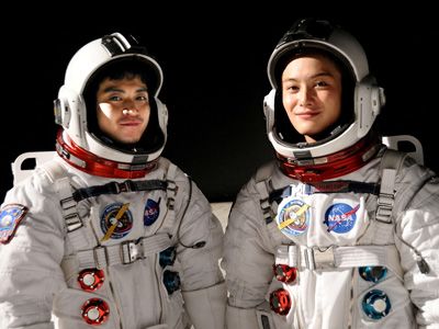 『宇宙兄弟』小栗旬と岡田将生の写真が、最後のスペースシャトルとともに宇宙に打ち上げ！20日に帰還予定