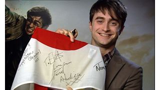 『ハリポタ』ダニエル・ラドクリフら出演陣が日の丸にメッセージ!宮城県知事に贈呈!宮城・岩手・福島では特別試写会を同時開催