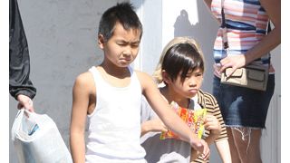 アンジェリーナ・ジョリーの息子たち、コオロギをポテトチップスのように食べるのが好き！