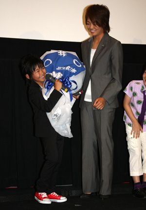 加藤清史郎、なでしこジャパンの安藤梢選手からなでしこの花束プレゼント！でも重くてヨロヨロ～