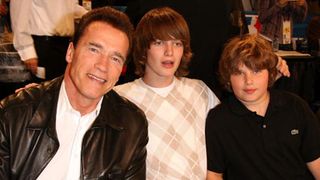 シュワちゃん、13歳の息子が重傷で集中治療室に 海で事故