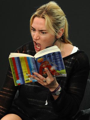 ケイト・ウィンスレット、超ド迫力演技で子どもたちに本の読み聞かせ