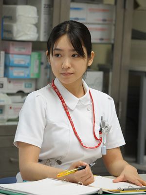 池脇千鶴 映画で初の看護師役 神様のカルテ でナース姿を披露 櫻井翔とのコミカルな掛け合いも シネマトゥデイ