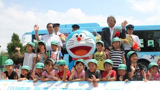 ドラえもんバス、ついにお披露目!ドラえもんもお祝いに駆け付け、園児と一緒に大はしゃぎ!