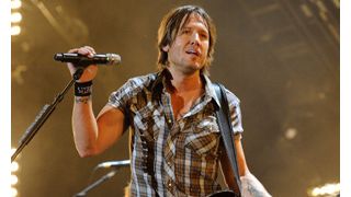 ニコール・キッドマンの夫キース・アーバン、パパラッチにキレて車のドアを叩いて蹴って警察に通報される