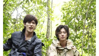 三浦春馬＆佐藤健、ボルネオ島で男2人旅！リアルに熱帯雨林を探検、オランウータンと交流…そして赤道直下での鍋パーティー