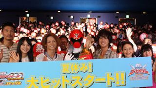 バイクに乗った仮面ライダーと白馬に乗った徳川吉宗の松平健がコラボ!仮面ライダー40周年記念作品初日に世代を超えた観客が詰めかける