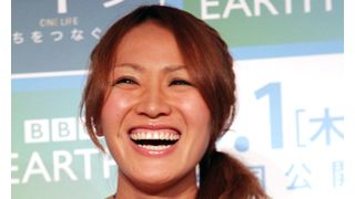 美人FW・丸山桂里奈選手、女性らしいピンクのワンピで登場！「映画を観て前向きになれた」