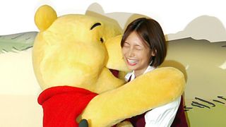 相武紗季、くまのプーさんとの対面に大感激！ハグ、ほおずりなどの愛情表現にプーさんデレデレ！