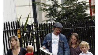 イーサン・ホークに女児誕生！4人のパパに