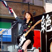 SCANDAL、炎天下の歌舞伎町でゲリラライブ!1,000人を超えるファンが詰めかけ新宿は騒然!
