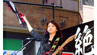 SCANDAL、炎天下の歌舞伎町でゲリラライブ!1,000人を超えるファンが詰めかけ新宿は騒然!