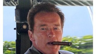 シュワちゃん、禁煙のザルツブルグ空港で葉巻を吸って訴えられる?