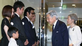 天皇皇后両陛下、三宅島の家族描く映画『ロック ~わんこの島~』を佐藤隆太、麻生久美子らとご鑑賞