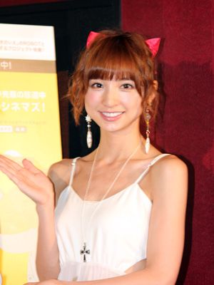 AKB48・篠田麻里子、声優初挑戦アニメ「紙兎ロぺ」が劇場映画化！「あっちゃんが観てくれると思う」とAKB48にも大人気のシュールアニメ！
