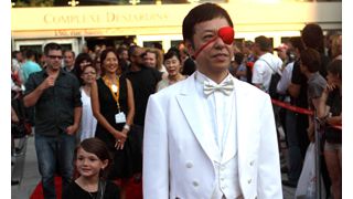 板尾創路監督、レッドカーペットで大注目!赤い眼帯と白いタキシードで日本色を世界でアピール!-第35回モントリオール世界映画祭