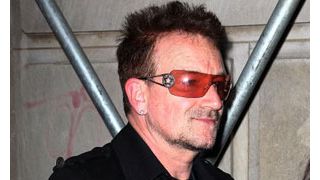 フランスで休暇中のU2ボノ、心臓の動悸で病院に搬送報道 本人は体調不良を否定