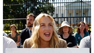 ダリル・ハンナ、ホワイトハウス前で環境デモに参加して逮捕